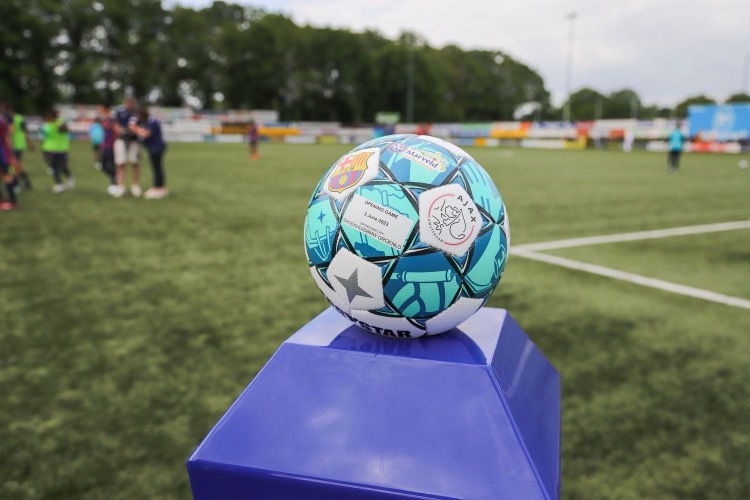 Wedstrijdbal op zuil tijdens voetbalwedstrijd