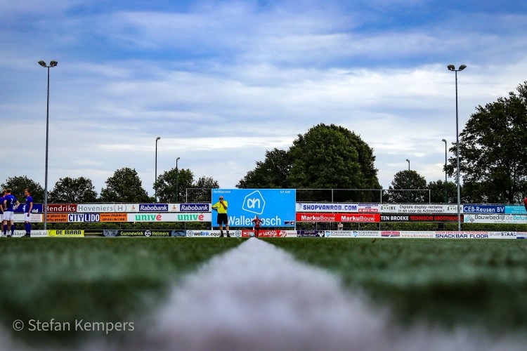 Voetbalactie tijdens amateurwedstrijd