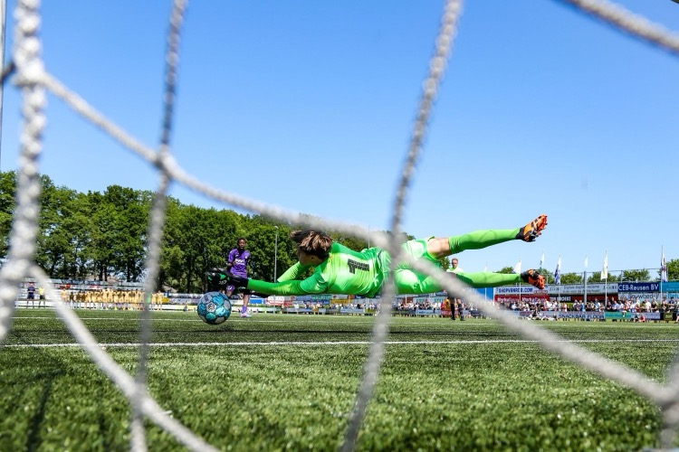 Doelman duikt naar bal in keepersduel