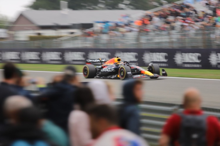 Motoraction in een bocht