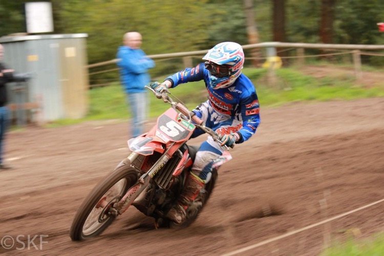 Motorcrosser in het veld