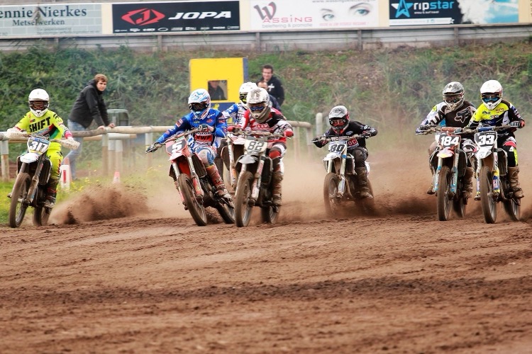 Motorrijder op de crossbaan