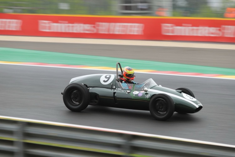 Autocoureur in een oude raceauto