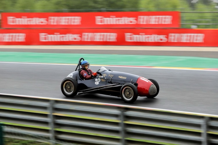Autocoureur in een oude raceauto