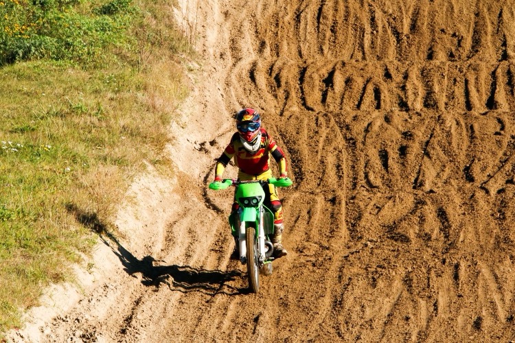 Motorcrosser in het veld