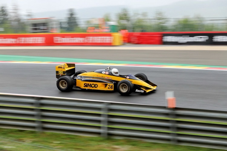 Autocoureur in een oude raceauto