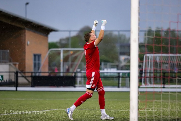 Keeper viert overwinning