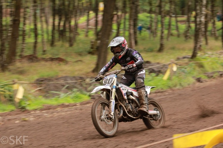 Motorcrosser in het veld